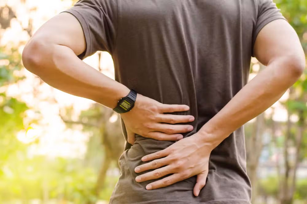 Hérnia de disco e dor lombar lideram causas de afastamento do trabalho no Brasil